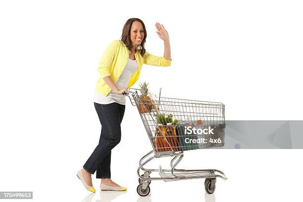 Kobieta Pchanie Koszyk Zakupów W Supermarkecie - zdjęcia stockowe i więcej obrazów Koszyk sklepowy - Koszyk sklepowy, Spacerować, Cała postać