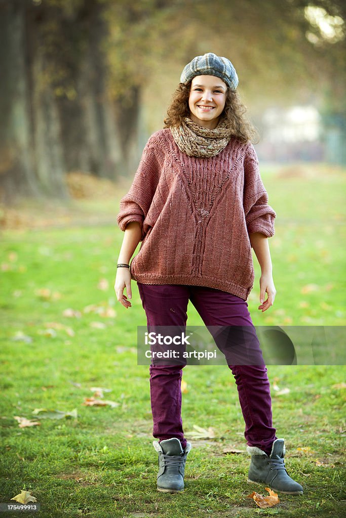 Adolescente sorridente - Foto stock royalty-free di Abiti pesanti