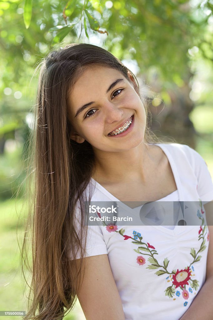 Piękne nastoletnie dziewczyny z Aparat ortodontyczny - Zbiór zdjęć royalty-free (Aparat ortodontyczny)