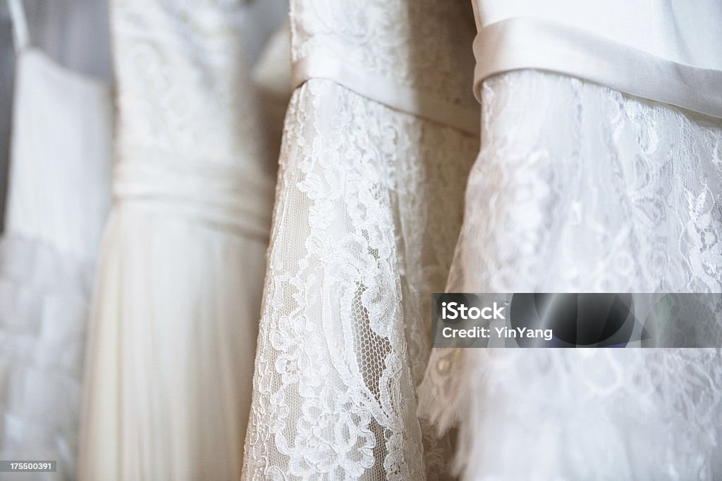 Vestido de novia en perchas de selección - Foto de stock de Blanco - Color libre de derechos