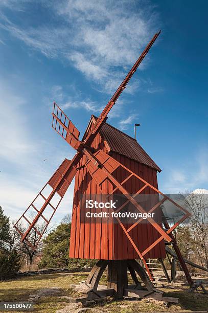 Traditionelle Rote Holzwindmühle Stockfoto und mehr Bilder von Agrarbetrieb - Agrarbetrieb, Anhöhe, Blau