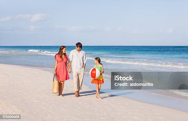 부품군 Of Three On 휴가 커플에 대한 스톡 사진 및 기타 이미지 - 커플, 해변, 가족