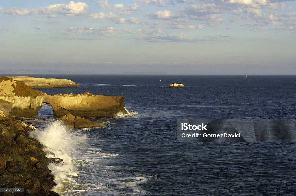 Rocky Cliffs ao longo da costa da Califórnia - Royalty-free Afloramento Foto de stock