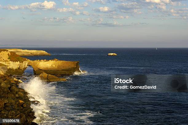 Rocky Cliffs Ao Longo Da Costa Da Califórnia - Fotografias de stock e mais imagens de Afloramento - Afloramento, Ao Ar Livre, Califórnia