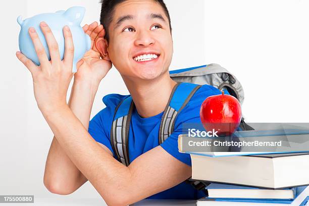 Hombre Sonriente De Estudiantes Escuchando Alcancía Foto de stock y más banco de imágenes de Hablar