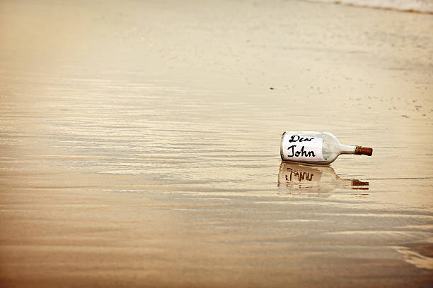 дорогой john письма брошенных на закате на пляже - stranded message in a bottle island document стоковые фото и изображения