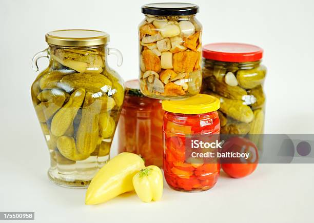 Estate Verdure Fresche In Scatola - Fotografie stock e altre immagini di Barattolo di vetro - Barattolo di vetro, Cetriolino, Zuppa