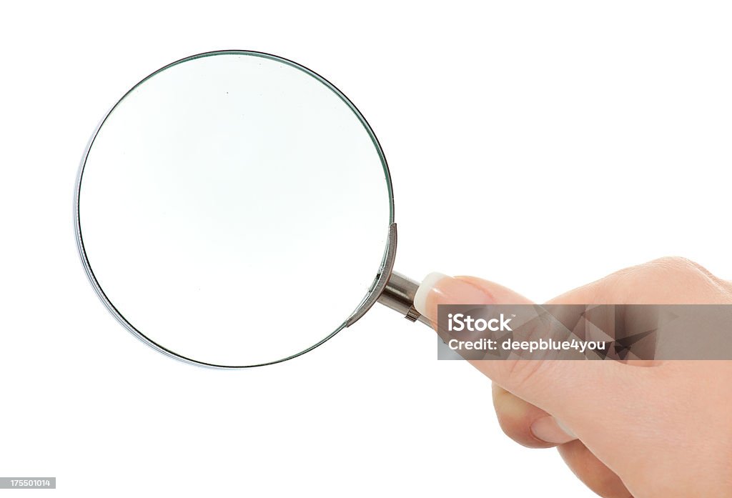 womans mano está celebrando una lente Aislado en blanco - Foto de stock de Lupa - Instrumento óptico libre de derechos