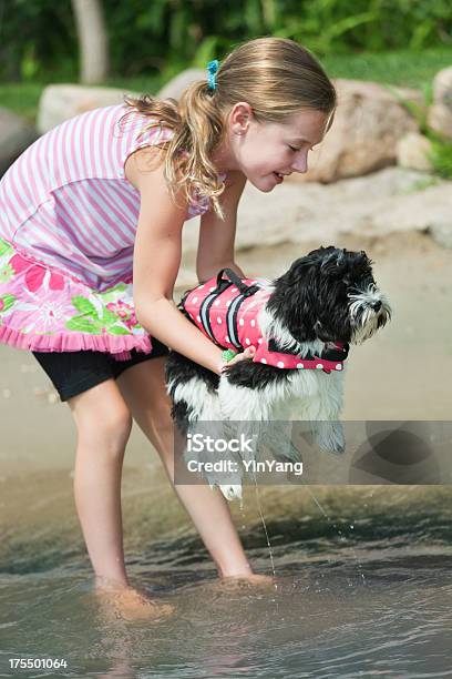 Dziewczynka Z Rodziny Pet Puppy Przez Jezioro - zdjęcia stockowe i więcej obrazów Pies - Pies, Pływać, Rodzina