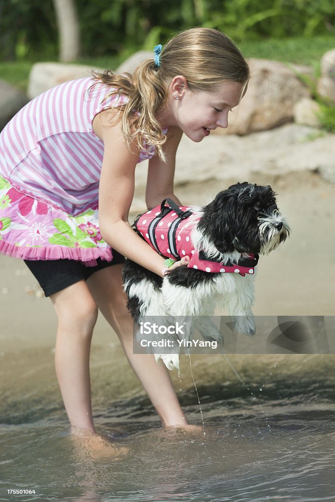 Jovem Menina com o cachorrinho família de animais de estimação por um lago - Royalty-free Cão Foto de stock
