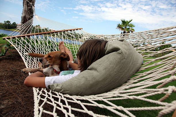 Chłopiec i jego Pies relaks w hamaku – zdjęcie