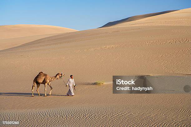 Young Beduino Con Camellos En El Desierto Del Sáhara Del Oeste En África Foto de stock y más banco de imágenes de Adulto
