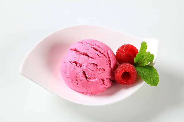 helado de frutas - ice cream raspberry ice cream fruit mint fotografías e imágenes de stock