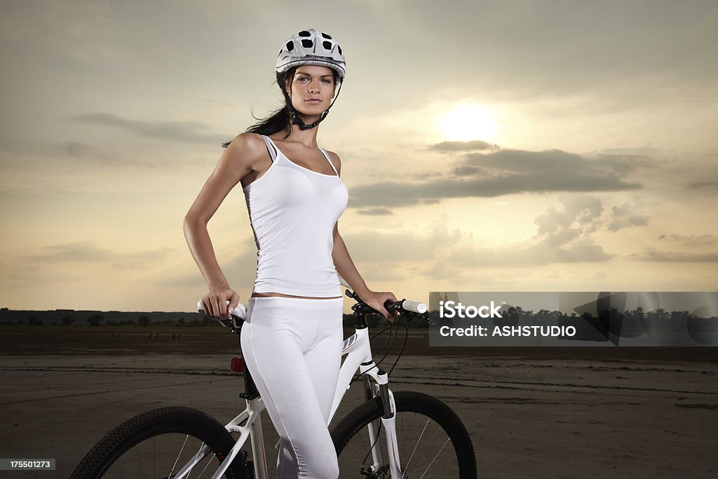 Junge Frauen mit Mountainbike-posieren In der Wüste - Lizenzfrei Abenddämmerung Stock-Foto