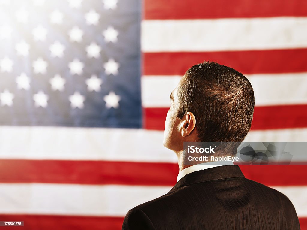 Backview из политик или бизнесмен смотреть на национальный флаг США - Стоковые фото Вид сзади роялти-фри
