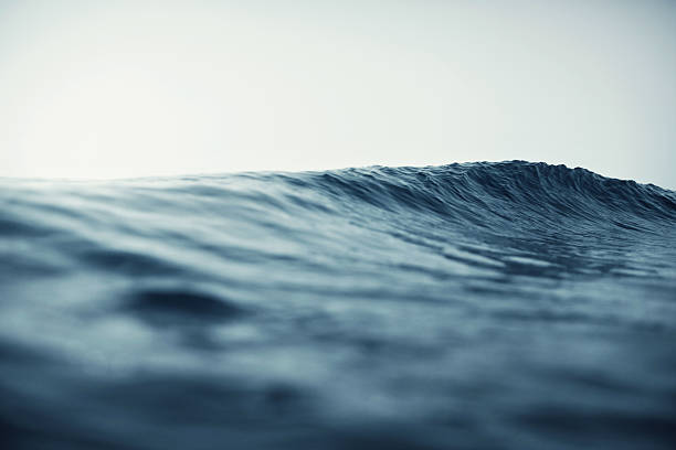 superficie del agua - water wave sea tranquil scene fotografías e imágenes de stock