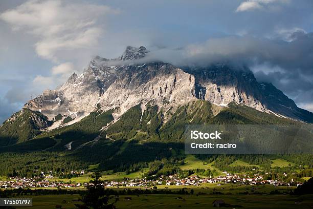 Zugspitze De Ehrwald Tirol Áustria - Fotografias de stock e mais imagens de Alpes Europeus - Alpes Europeus, Ao Ar Livre, Cor verde