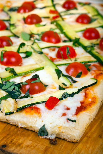 zuchinni pizza - zuchinni - fotografias e filmes do acervo