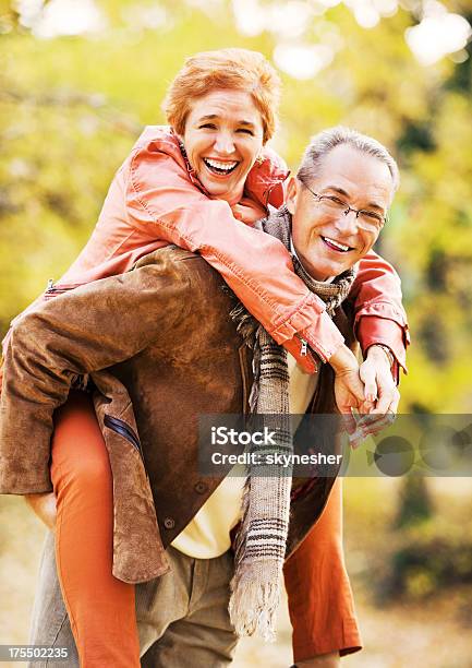 Coppia Matura Diverte Nel Parco - Fotografie stock e altre immagini di Autunno - Autunno, Ridere, Felicità