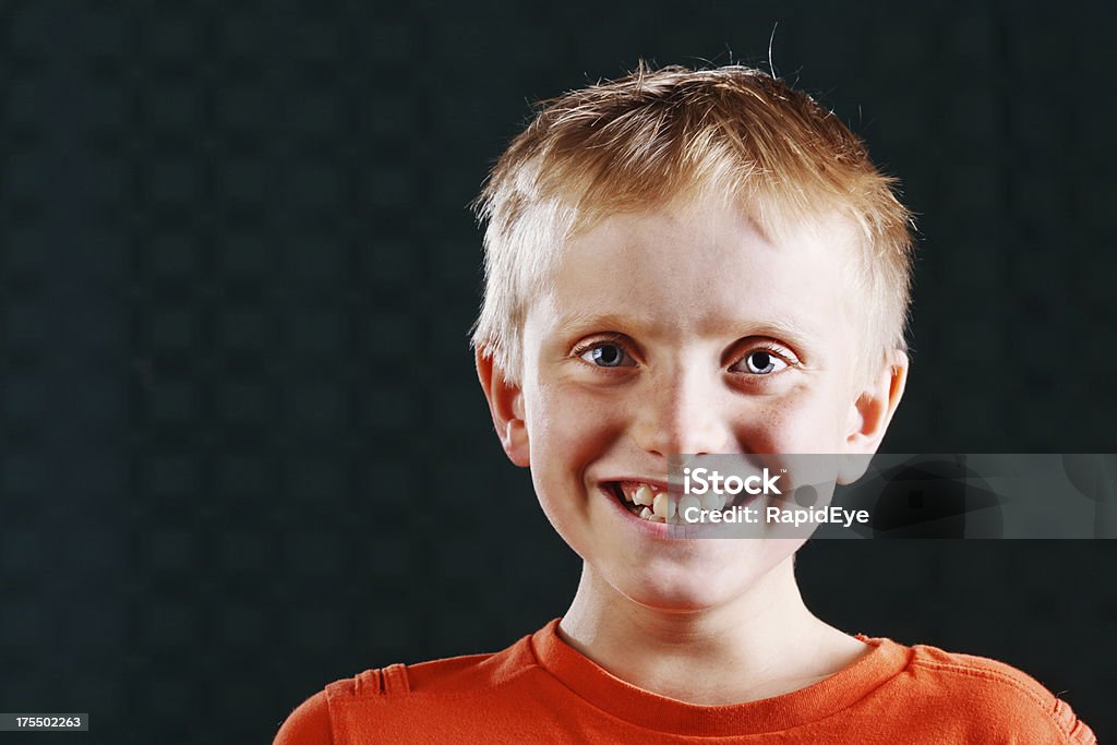 Счастливый Маленькая блондинка мальчик Смеяться против черный - Стоковые фото 10-11 лет роялти-фри