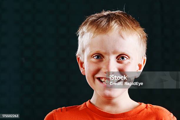 Счастливый Маленькая Блондинка Мальчик Смеяться Против Черный — стоковые фотографии и другие картинки 10-11 лет