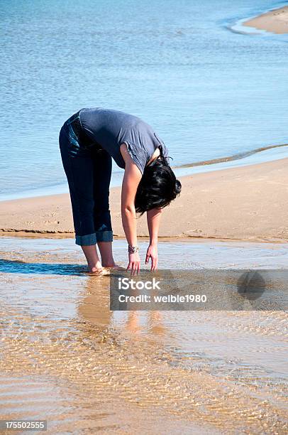 Mädchen Am Strand Stockfoto und mehr Bilder von Aktiver Lebensstil - Aktiver Lebensstil, Attraktive Frau, Badeanzug