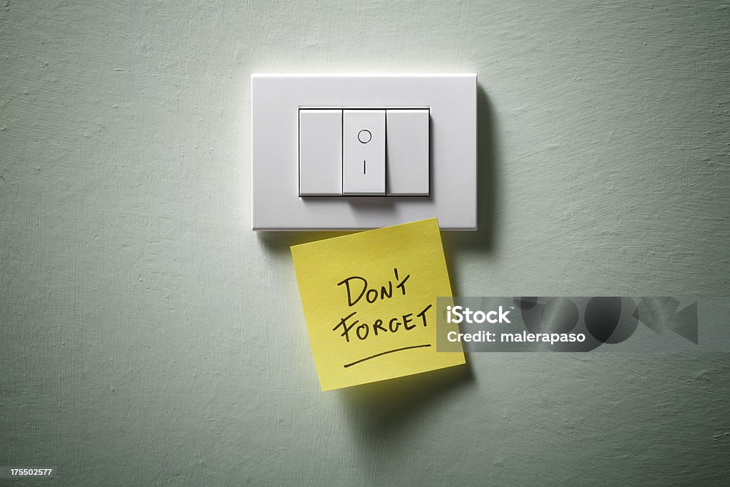 Non dimenticare. Interruttore della luce con giallo sticky note. - Foto stock royalty-free di Interruttore della luce