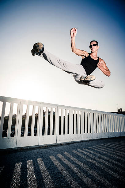 hombre salta lucha - kicking tae kwon do martial arts flying fotografías e imágenes de stock