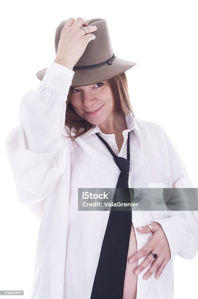 Sonriente mujer embarazada en sombrero fedora, mano de vientre. - Foto de stock de 30-34 años libre de derechos