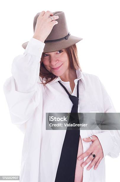 Sonriente Mujer Embarazada En Sombrero Fedora Mano De Vientre Foto de stock y más banco de imágenes de 30-34 años