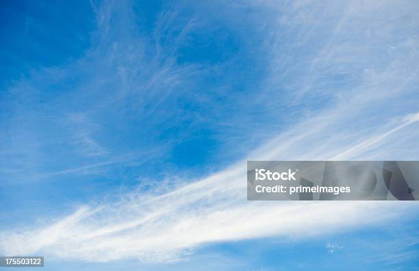 Drammatico Cielo Nuvoloso - Fotografie stock e altre immagini di A mezz'aria - A mezz'aria, Ambientazione esterna, Ambientazione tranquilla