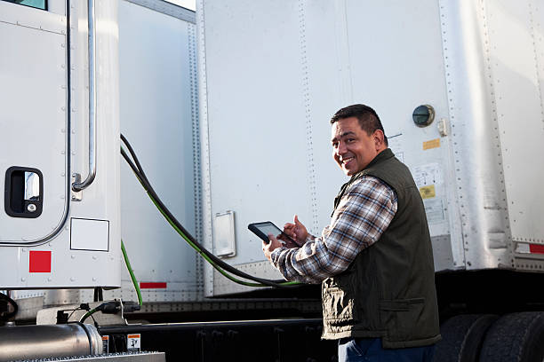 ヒスパニックトラッ�クドライバ、デジタルタブレット - truck truck driver trucking semi truck ストックフォトと画像