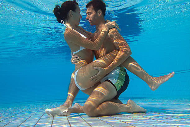 subacqueo amore - buttocks sensuality swimming pool bikini foto e immagini stock
