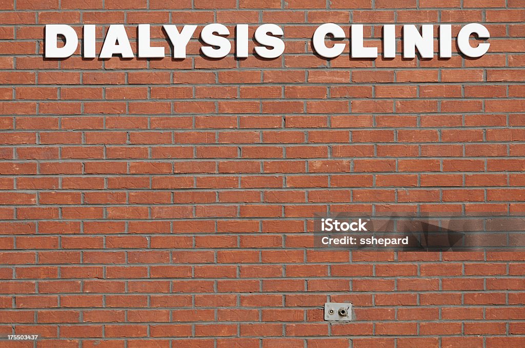 Diálise clinic placa na parede de tijolos - Foto de stock de Diálise royalty-free