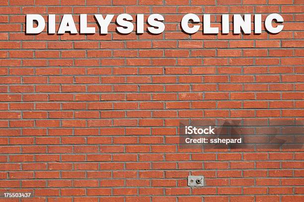 Foto de Diálise Clinic Placa Na Parede De Tijolos e mais fotos de stock de Diálise - Diálise, Clínica Médica, Beleza