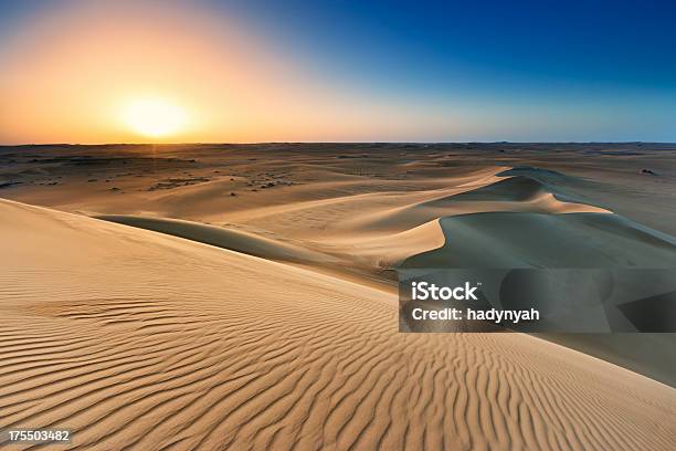 Puesta De Sol Sobre El Desierto Del Sahara Occidental En África Foto de stock y más banco de imágenes de Aire libre