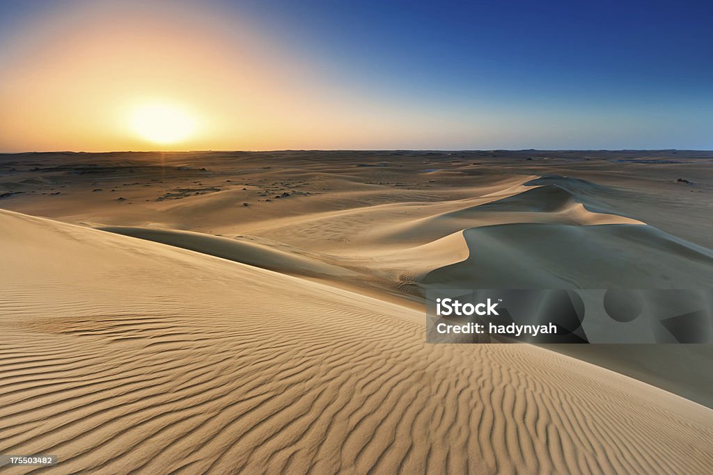 Tramonto sopra il deserto di Sahara occidentale in Africa - Foto stock royalty-free di Africa