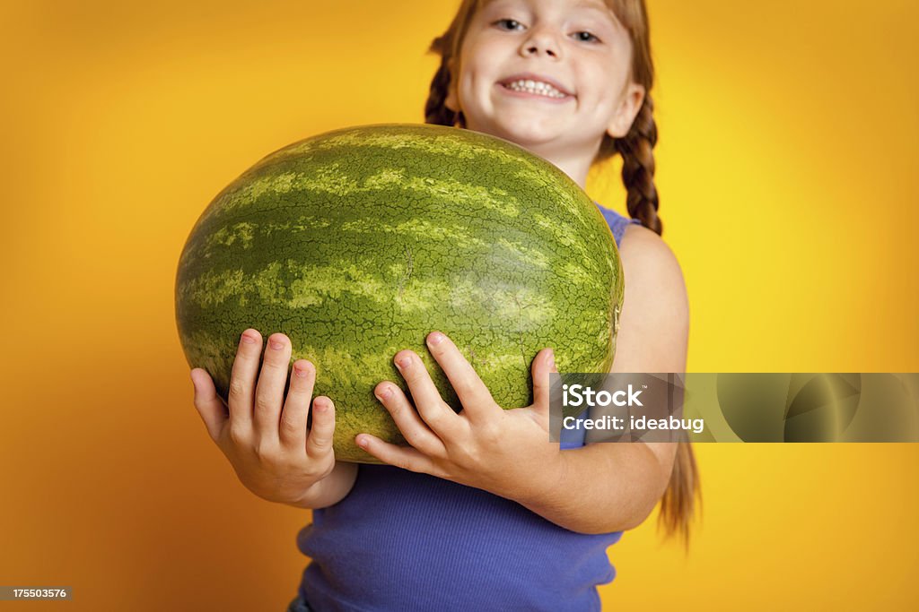 Lächelnd Mädchen halten große Wassermelone - Lizenzfrei Voll geladen Stock-Foto