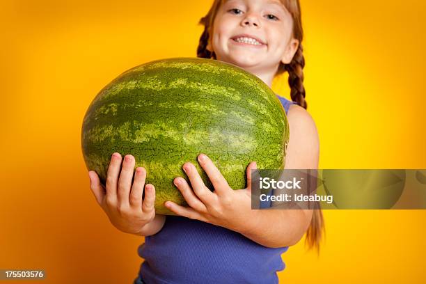Uśmiechnięta Dziewczynka Gospodarstwa Duże Arbuz - zdjęcia stockowe i więcej obrazów Przeciążony - Przeciążony, 4 - 5 lat, Arbuz