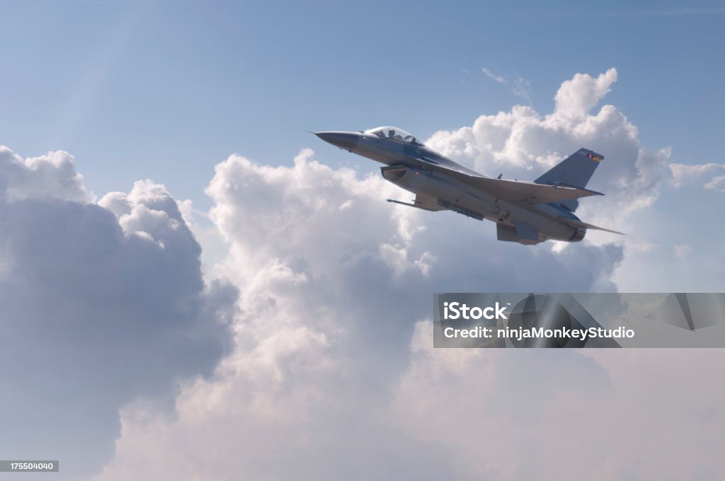 Moderno F-16 caccia sopra le nuvole - Foto stock royalty-free di Aereo militare