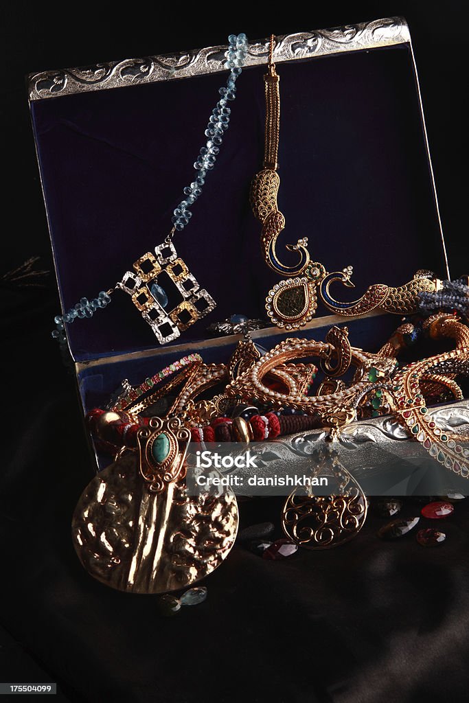 Scatola del tesoro pieno di gioielli d'oro e d'argento - Foto stock royalty-free di Portagioie