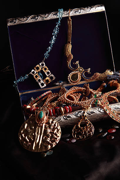 сокровищница полный золотые и серебряные украшения - earring gold jewelry contemporary стоковые фото и изображения