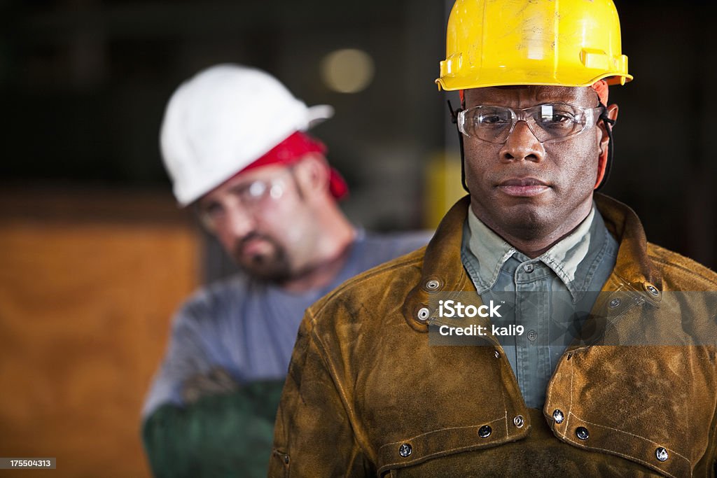 Multi-ethnique porte hardhats travailleurs - Photo de Ouvrier du bâtiment libre de droits