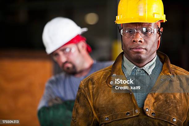 Photo libre de droit de Multiethnique Porte Hardhats Travailleurs banque d'images et plus d'images libres de droit de Ouvrier du bâtiment - Ouvrier du bâtiment, Plan rapproché, Ouvrier