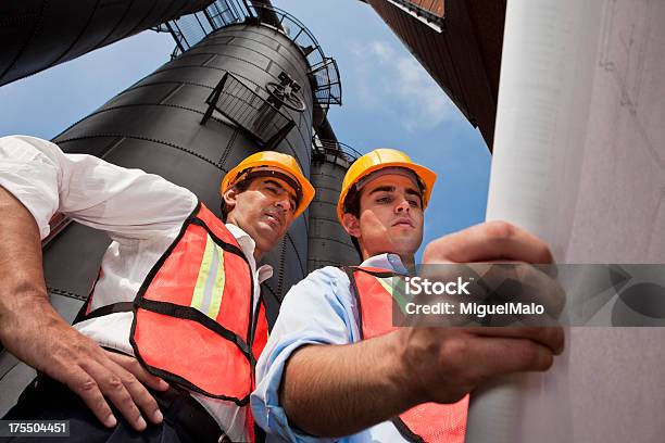 Ingenieure In Der Industrie Stockfoto und mehr Bilder von Sachverstand - Sachverstand, Schornstein - Konstruktion, Außenaufnahme von Gebäuden