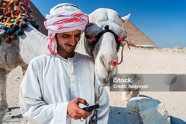 Beduino Usando Teléfono Foto de stock y más banco de imágenes de Teléfono - Teléfono, Teléfono móvil, Beduino