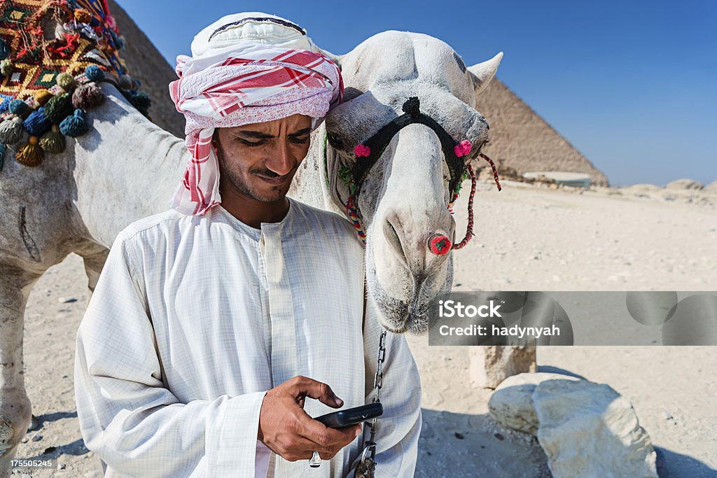 Beduino utilizzando il telefono - Foto stock royalty-free di Telefono