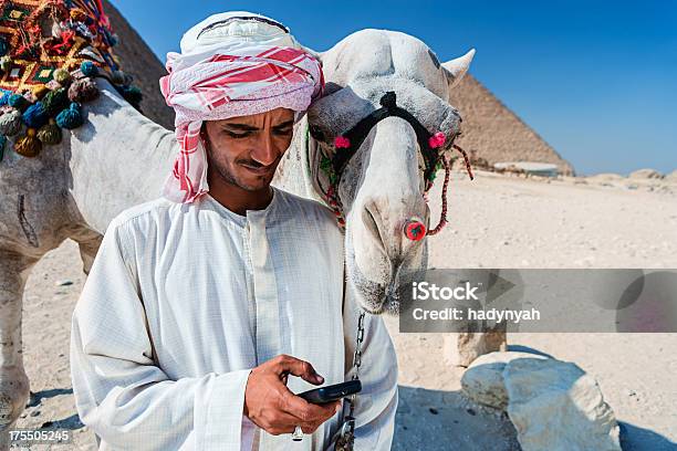 Beduino Utilizzando Il Telefono - Fotografie stock e altre immagini di Telefono - Telefono, Telefono cellulare, Beduino