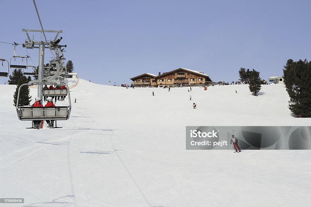 Ascensores y skiers - Foto de stock de Aire libre libre de derechos