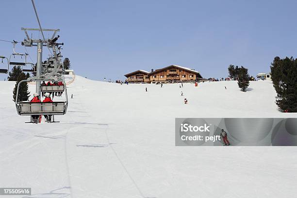 Ascensores Y Skiers Foto de stock y más banco de imágenes de Aire libre - Aire libre, Alambre, Alpes Dolomíticos